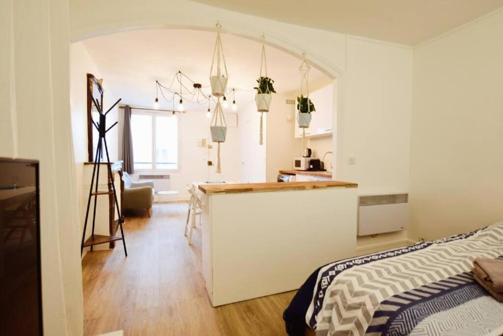 - une cuisine et un salon avec un comptoir dans une pièce dans l'établissement 07 grand studio on the Place des Vosges, à Paris