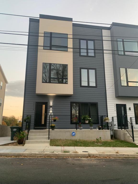 Private 2BR Apartment - Free Off Street Parking, Fast Wi-Fi & Laundry photo