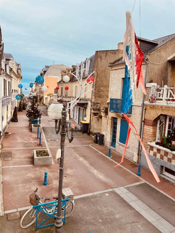 une rue urbaine vide avec un feu de rue et des cerfs-volants dans l'établissement SWORD BEACH - Maison de ville en bord de mer à 50m des plages, à Lion-sur-Mer