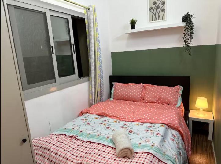 Postel nebo postele na pokoji v ubytování Double Bed Partition Room Near Mashreq Metro