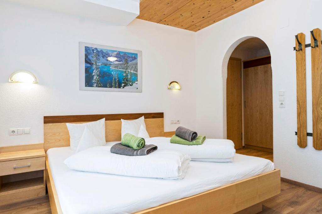 Postel nebo postele na pokoji v ubytování Hotel Garni Siegele - inklusive Silvretta-Card PREMIUM