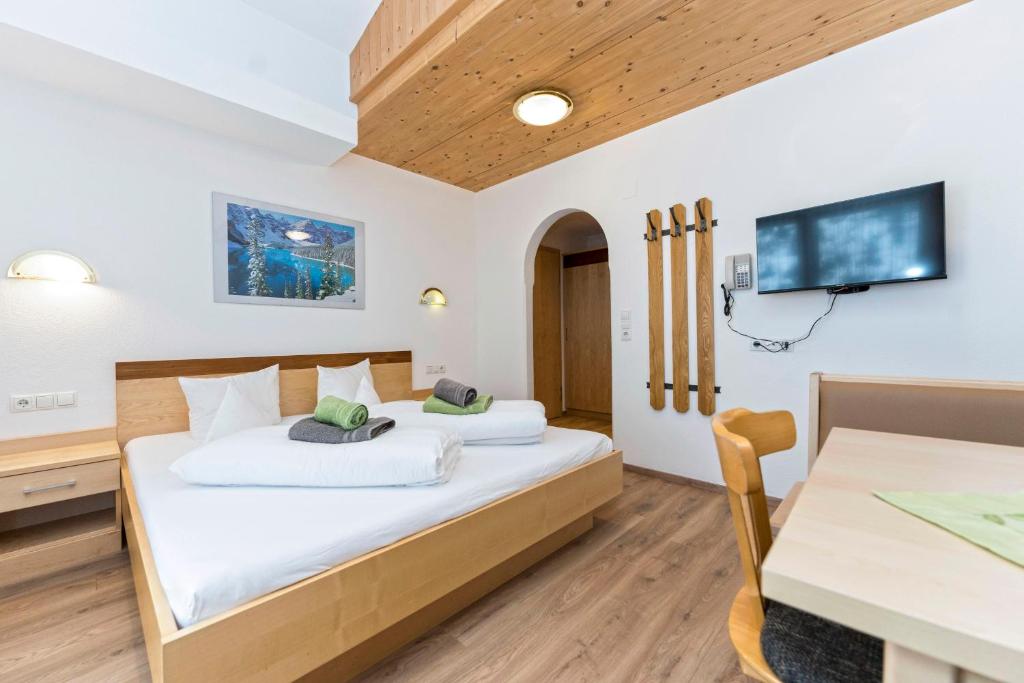 Postel nebo postele na pokoji v ubytování Hotel Garni Siegele - inklusive Silvretta-Card PREMIUM
