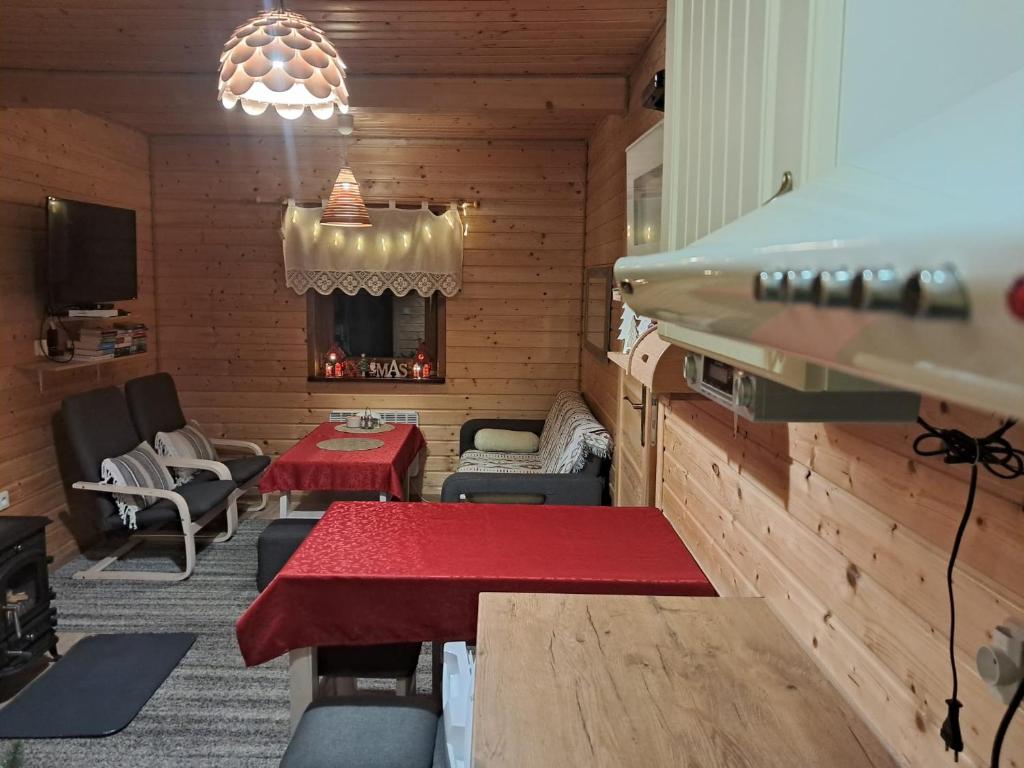 Kuchyňa alebo kuchynka v ubytovaní Drewniany Domek Daria i Tomek 2 domki na 8 osób