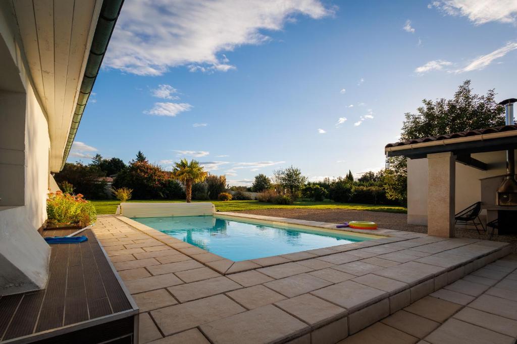 une piscine dans l'arrière-cour d'une maison dans l'établissement Les diamants blancs, à Cruzilles-lès-Mépillat