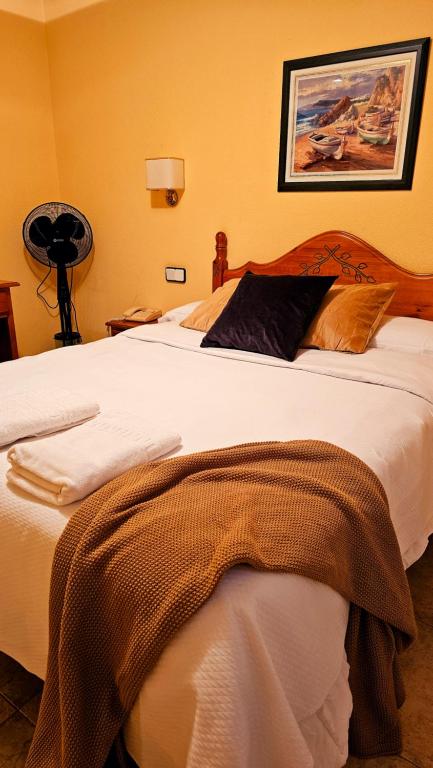 Łóżko lub łóżka w pokoju w obiekcie Hotel Mataleñas