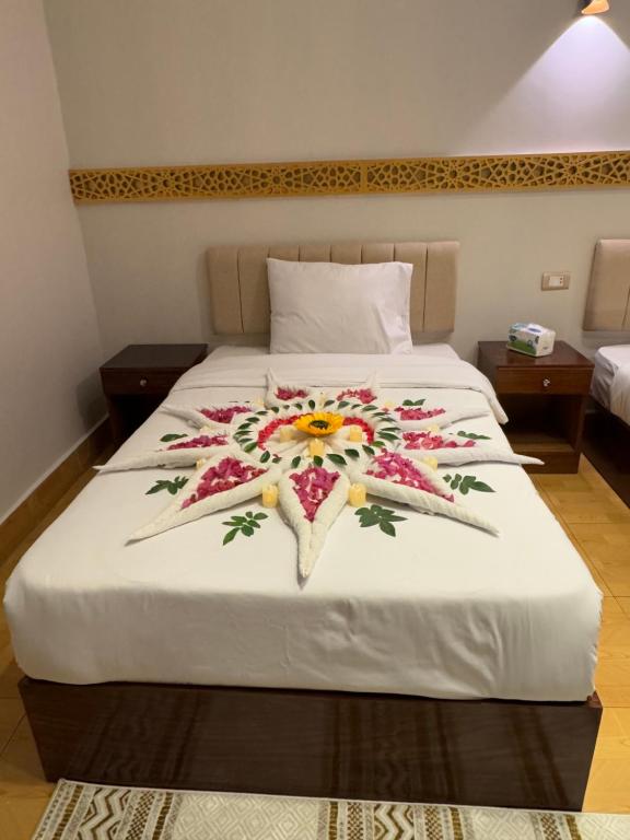 Postel nebo postele na pokoji v ubytování Sunshine Pyramids Inn