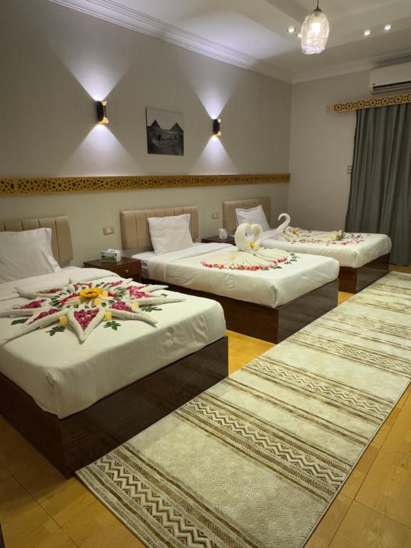 Postel nebo postele na pokoji v ubytování Sunshine Pyramids Inn