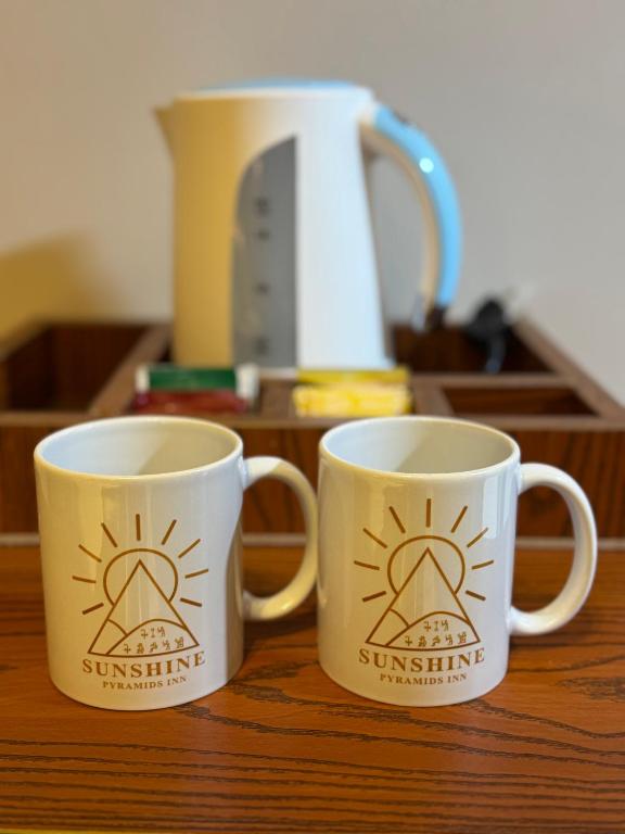 Příslušenství pro přípravu čaje a kávy v ubytování Sunshine Pyramids Inn