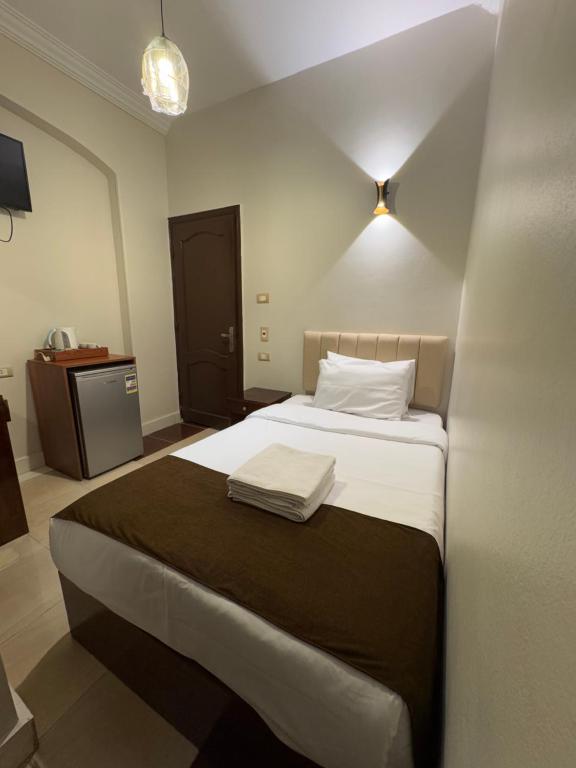 Postel nebo postele na pokoji v ubytování Sunshine Pyramids Inn