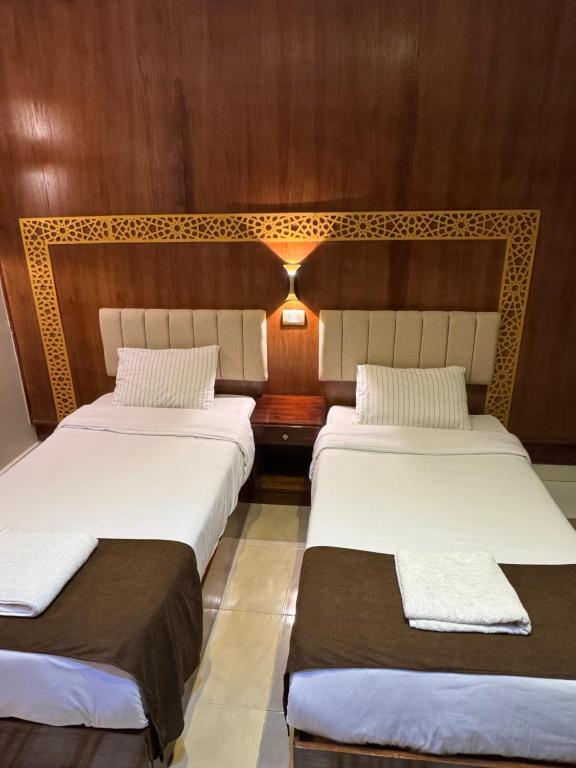 Postel nebo postele na pokoji v ubytování Sunshine Pyramids Inn