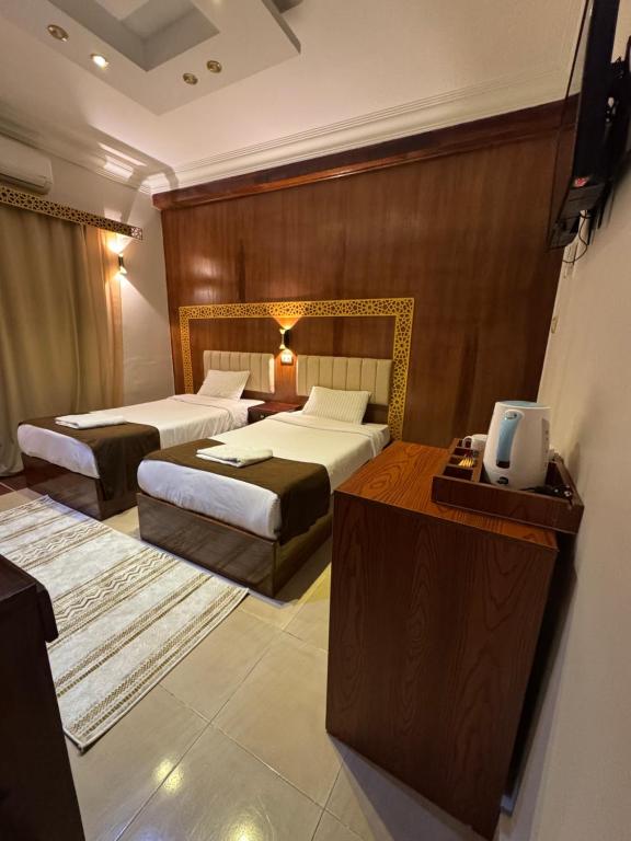 Postel nebo postele na pokoji v ubytování Sunshine Pyramids Inn