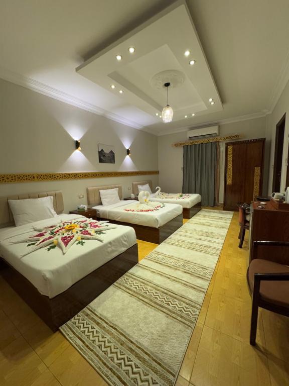 Postel nebo postele na pokoji v ubytování Sunshine Pyramids Inn