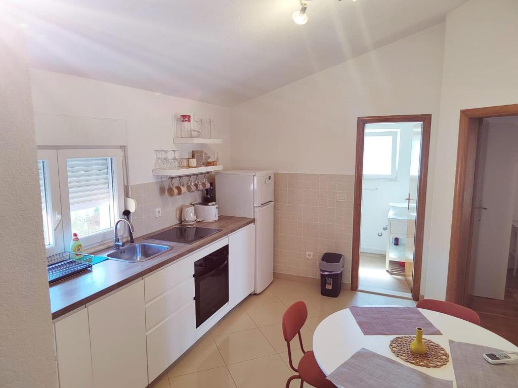 Kuchyň nebo kuchyňský kout v ubytování T&T Sea View Apartments