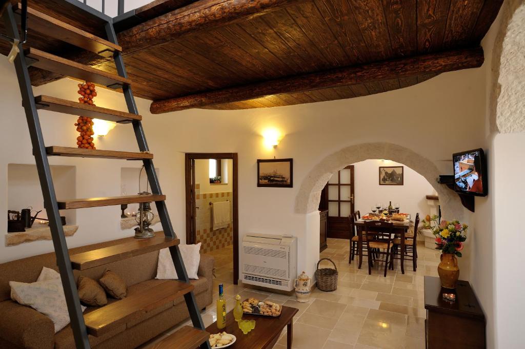 salon z drabiną i jadalnią w obiekcie Trulli w mieście Martina Franca