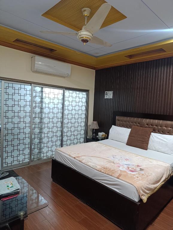 Hotels Inn Multan Laxen Inn Multan Hotels Pakistan - 带阳台的套房