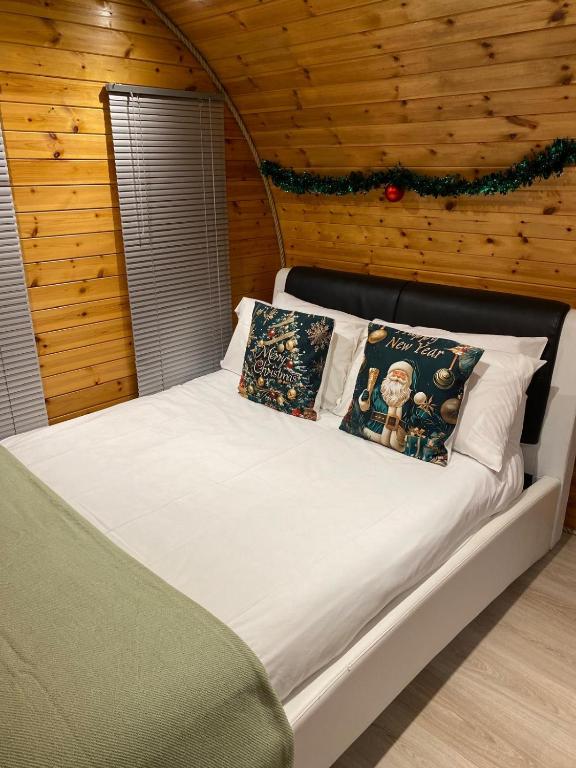Postel nebo postele na pokoji v ubytování Crabmill glamping bewdley