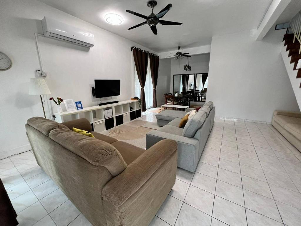 TV a/nebo společenská místnost v ubytování Mijanna Guesthouse - Johor Bahru