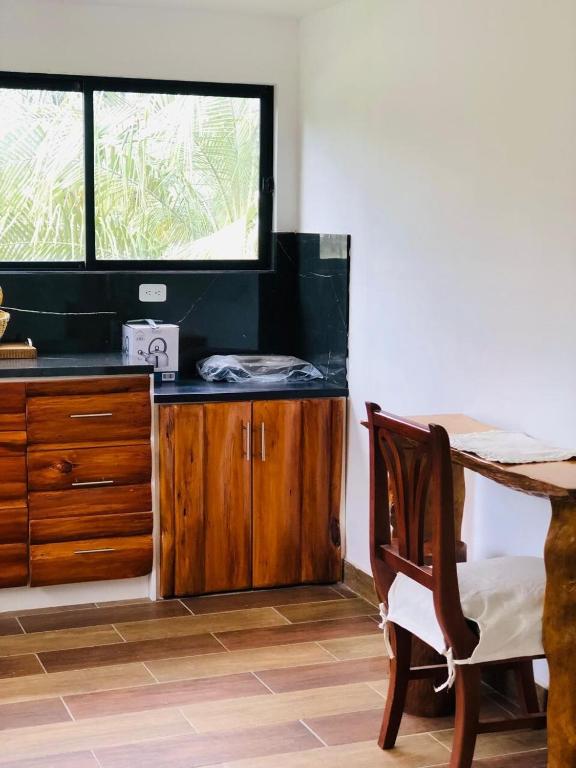um quarto com uma mesa e uma secretária com uma janela em Rincon Arrayán em Otavalo