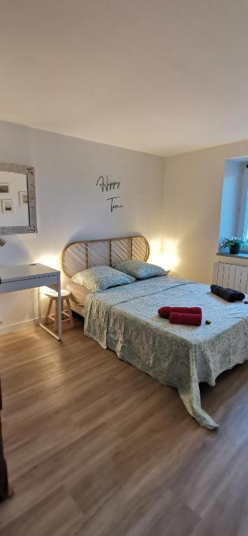 une chambre avec un lit et un bureau dans une pièce dans l'établissement Entre Tour Luma et Arènes, à Arles