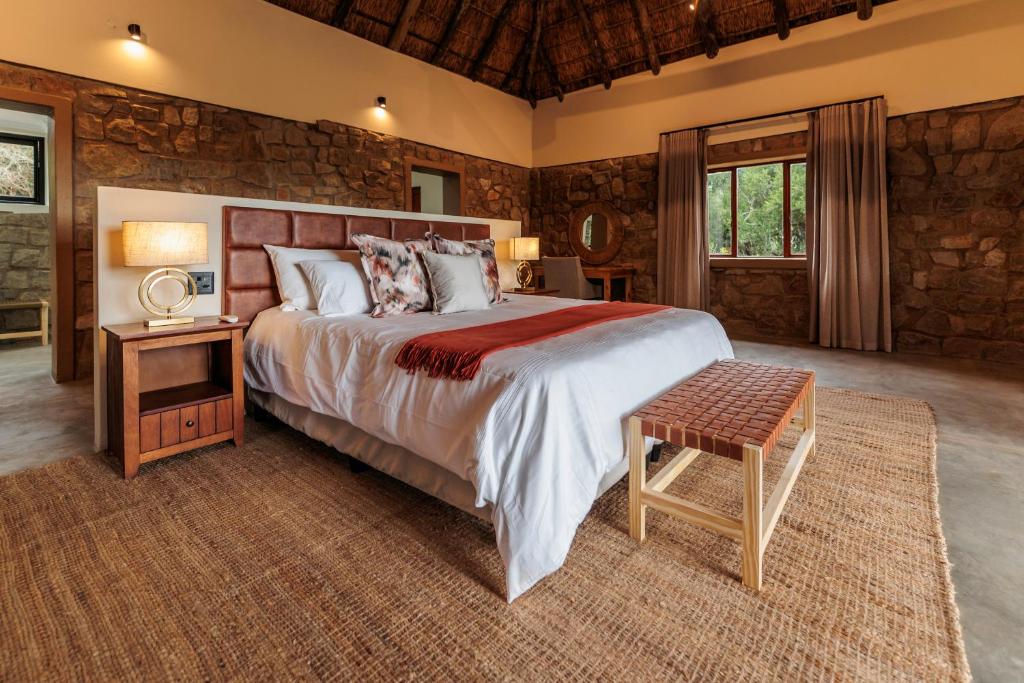 Postel nebo postele na pokoji v ubytování Induli Lodge - Amakhala Game Reserve