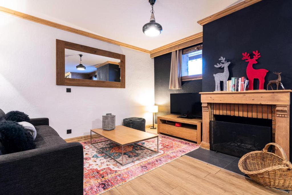 un salon avec un canapé et une cheminée dans l'établissement Chalet Mouflon - 4 Pièces pour 6 Personnes MAE-1791, à Val Thorens