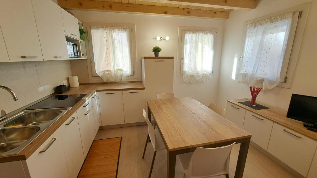 Kuchyň nebo kuchyňský kout v ubytování Sogno delle Dolomiti