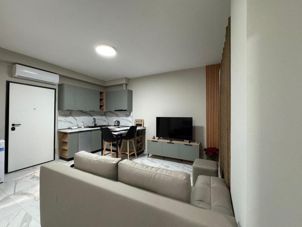Kuchyň nebo kuchyňský kout v ubytování Dennys Apartment at Gardenia Myslym Shyri