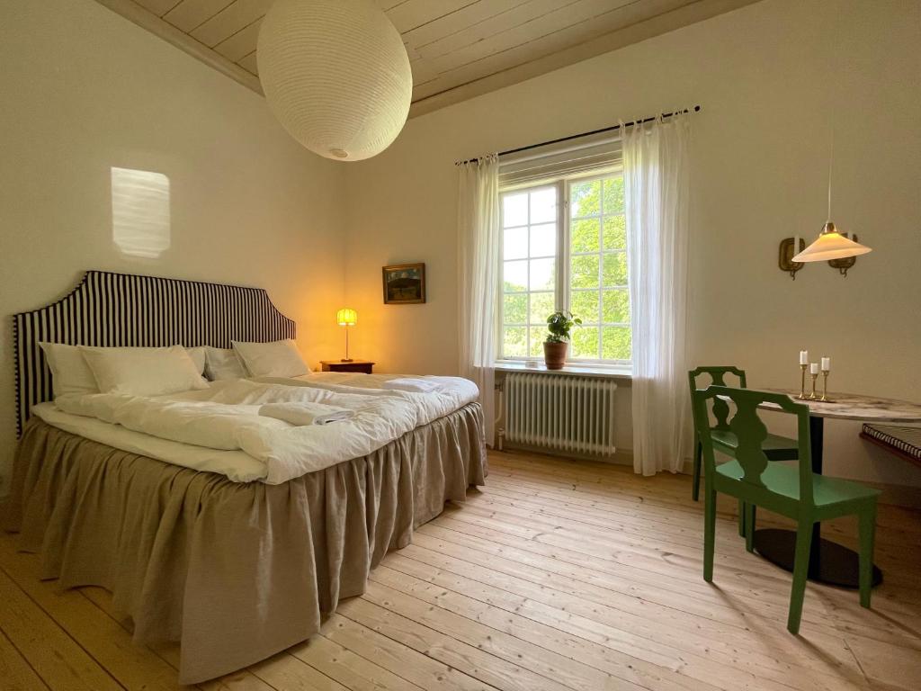 Postel nebo postele na pokoji v ubytování Borgviks Herrgård