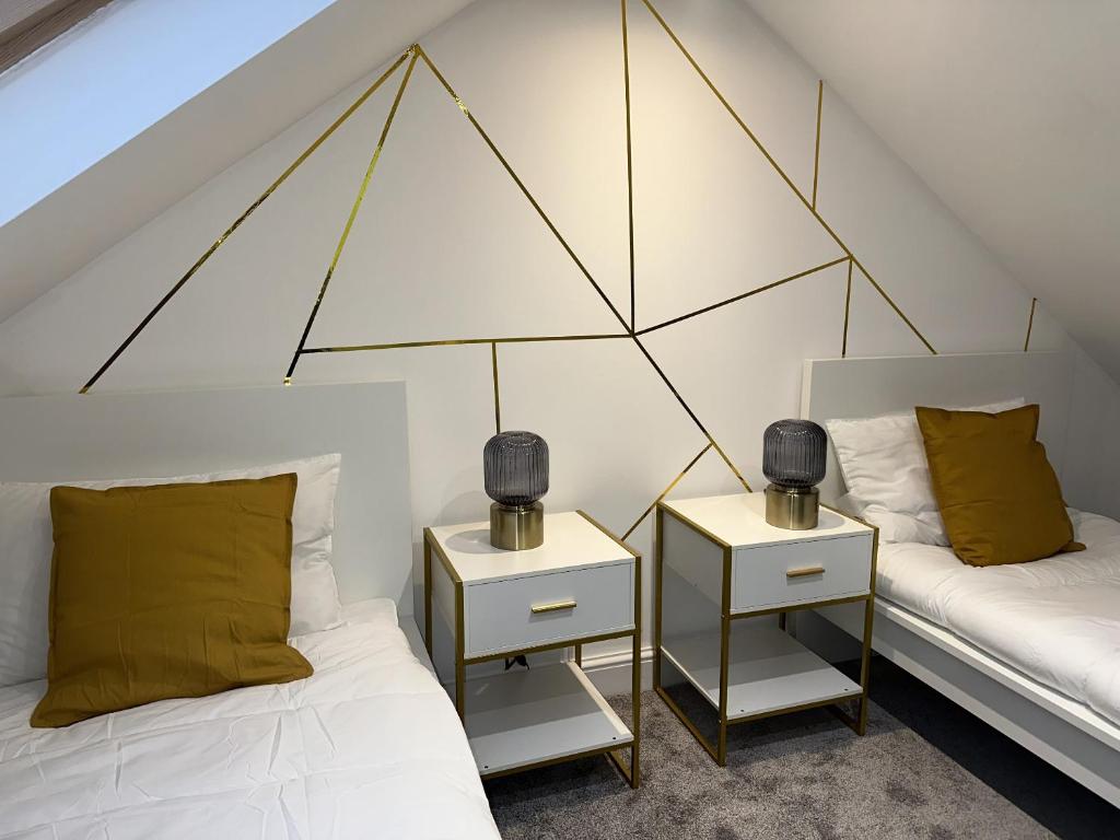 Katil atau katil-katil dalam bilik di Cozy 2 Bed Home in Ilford- Contractors & Groups Welcome