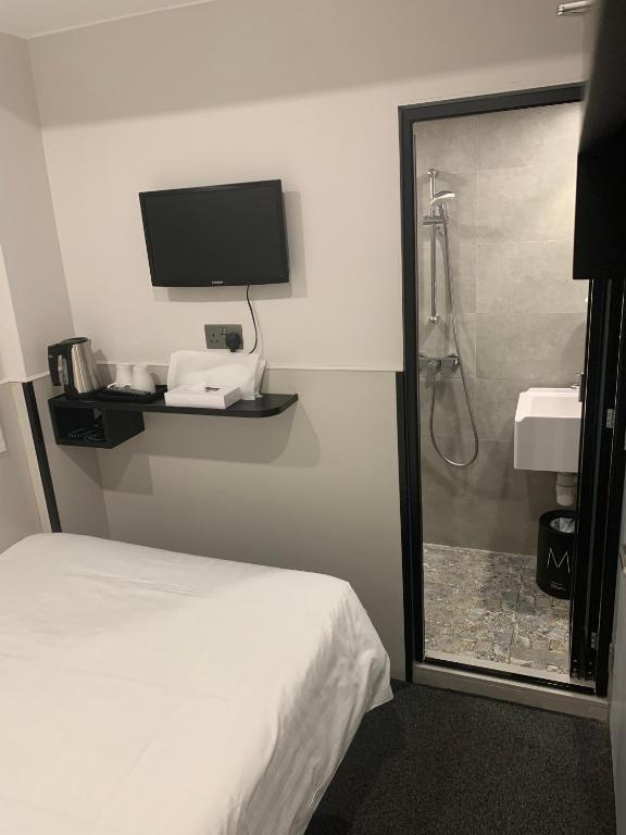 A bathroom at MK STAY - formerly HOTEL MK