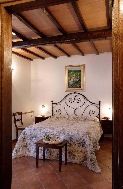 A bed or beds in a room at Agriturismo Il Casalone