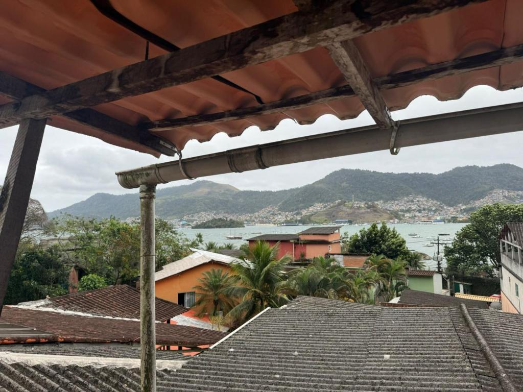 Nespecifikovaný výhled na hory nebo výhled na hory při pohledu z prázdninového domu