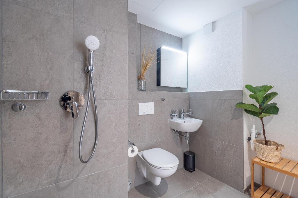 Zimmer mit Gemeinschaft Badezimmer und Küche - Resim 18