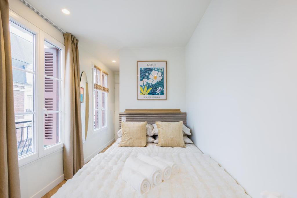 - une chambre blanche avec un grand lit et 2 oreillers dans l'établissement Lovely Suite Sea, à Trouville-sur-Mer