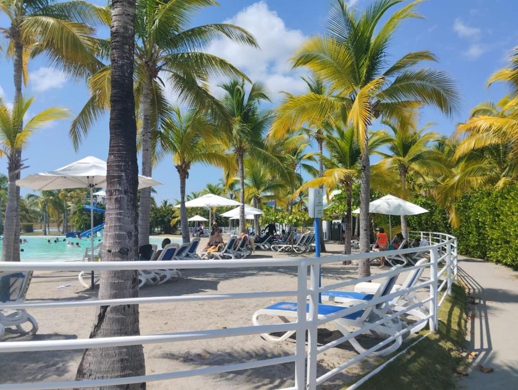 Bazén v ubytování PlayaBlanca Ocean Blue "Vista al Mar" nebo v jeho okolí