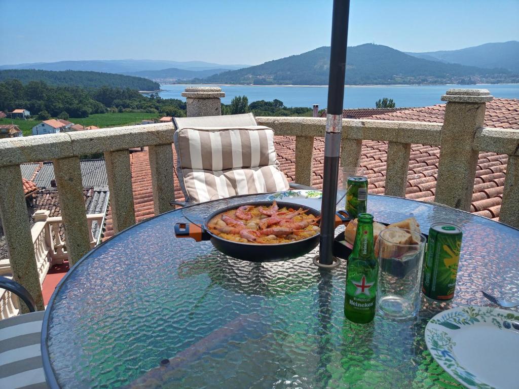 un tavolo con un piatto di pizza e due bottiglie di birra di Casa Consuelo a Sabardes