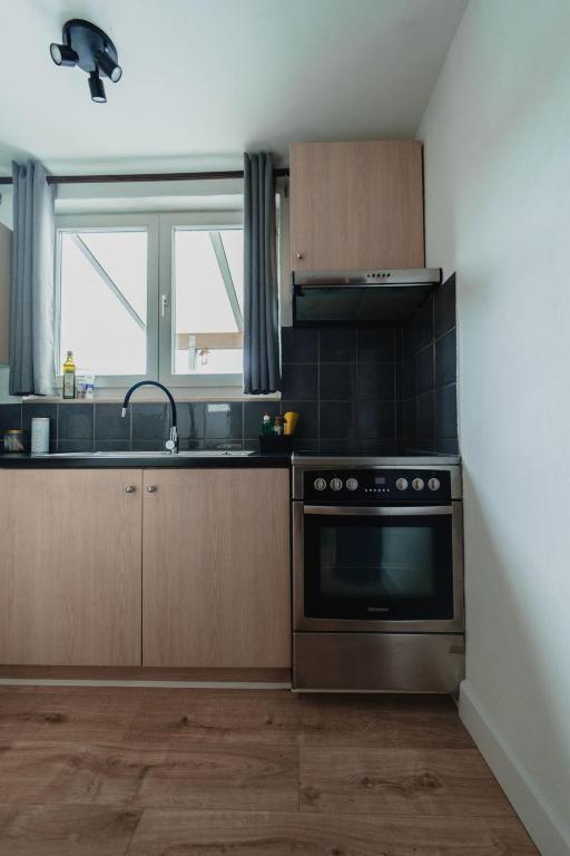 Kuchyň nebo kuchyňský kout v ubytování Appartementen met zicht op de rivier de Semois en eigen balkon