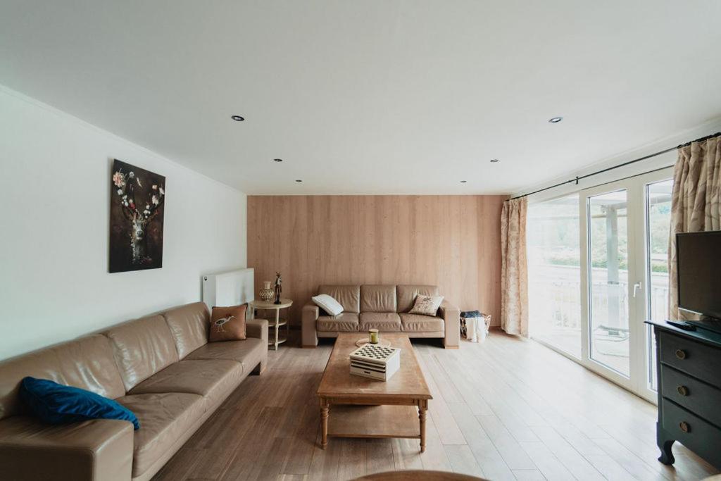 Posezení v ubytování Appartementen met zicht op de rivier de Semois en eigen balkon
