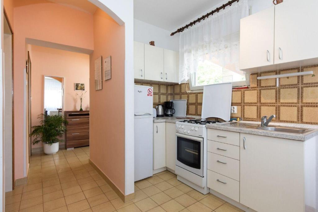 Kuchyň nebo kuchyňský kout v ubytování Apartments Kate