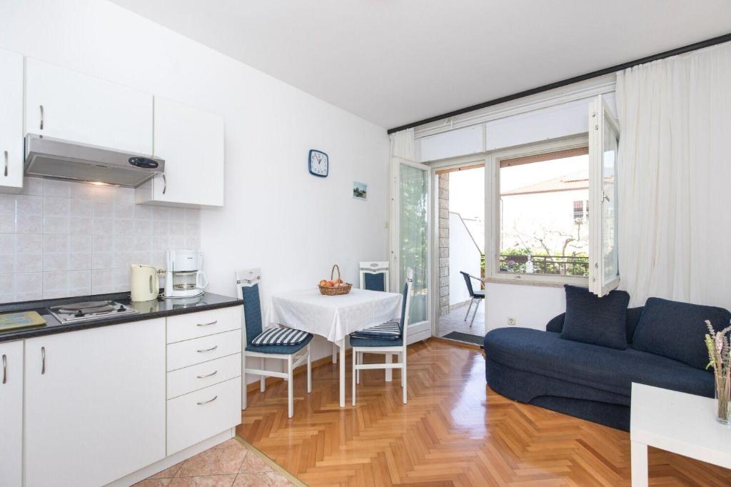 Kuchyň nebo kuchyňský kout v ubytování Apartments Kate