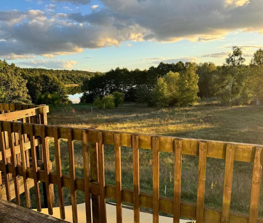 una recinzione in legno con vista su un campo di Haus am See - Ferienwohnung mit Panoramablick ad Angermünde