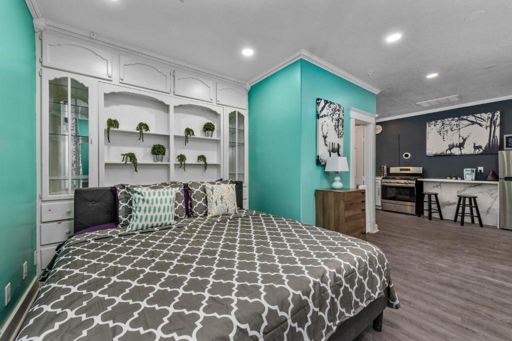 Un dormitorio con una cama y una pared azul. en Comfy Studio with King Bed & Full Kitchen - Near Attractions, en Houston
