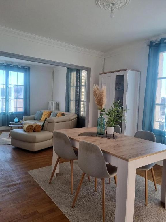 un salon avec une table et un canapé dans l'établissement F3 lumineux et rénové, Centre ville, à Vitry-le-François