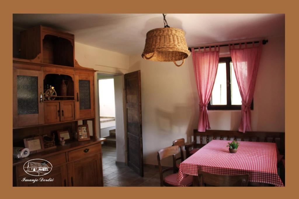 une salle à manger avec une table et une fenêtre dans l'établissement Rural Holiday home Derdic, à Gornja Zdenčina