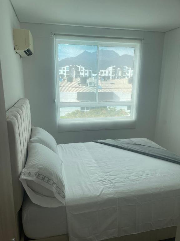 Postel nebo postele na pokoji v ubytování APARTAMENTO DE LUJO con AIRE ACONDICIONADO 5 min del rio Guatapurí centro comercial y parque de la leyenda vallenata
