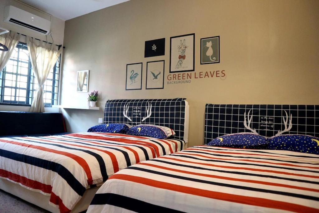 Ένα ή περισσότερα κρεβάτια σε δωμάτιο στο 马六甲老地方3房住宿