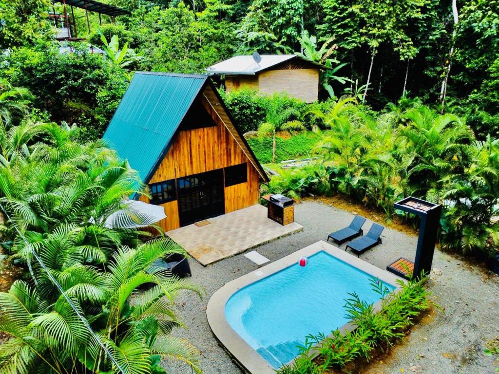 een luchtfoto van een huis met een zwembad bij Casa Alpina in Talamanca