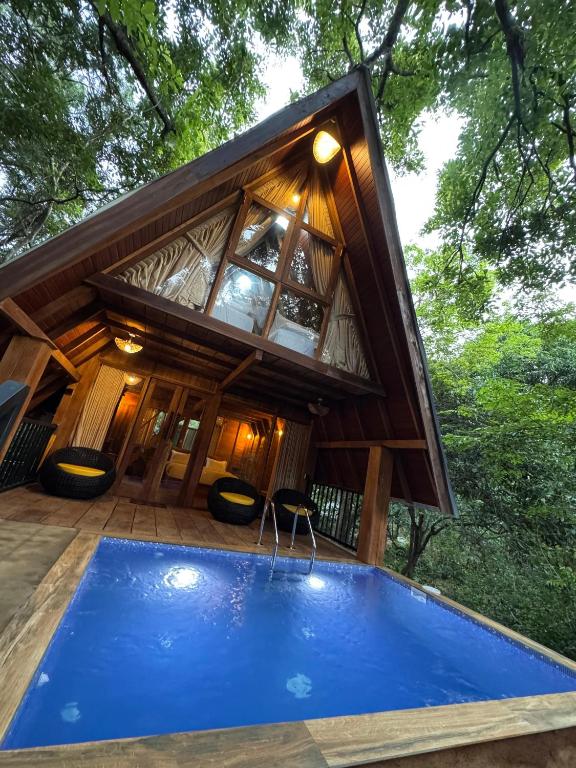 Bazén v ubytování Habarana Tree house Mutu village nebo v jeho okolí