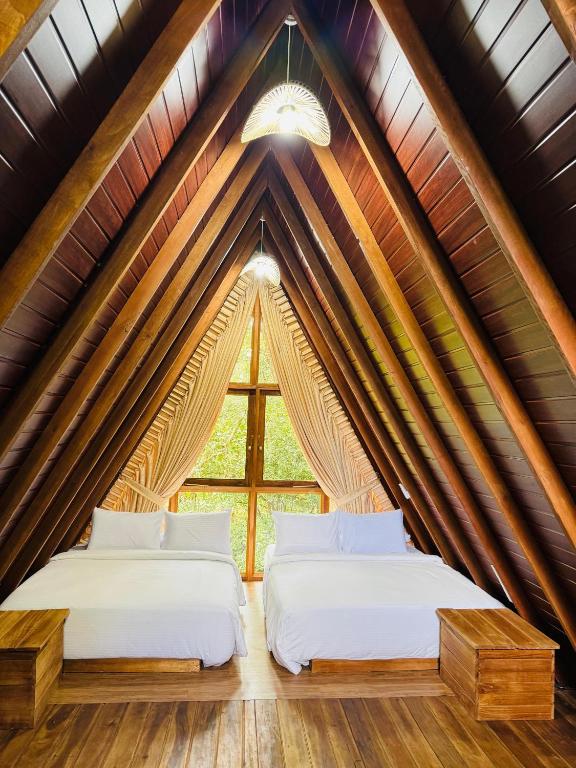 Postel nebo postele na pokoji v ubytování Habarana Tree house Mutu village