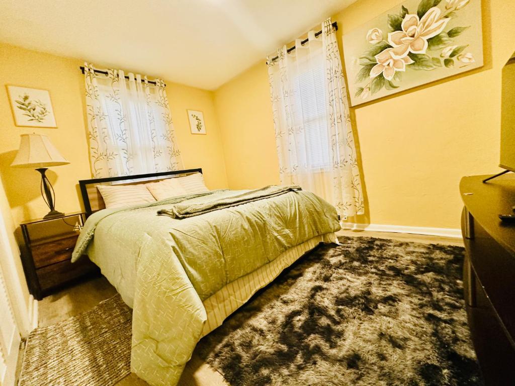 ein Schlafzimmer mit einem Bett, einer Kommode und einem Fenster in der Unterkunft Private 2BR Home Near APG Fast-Entire House in Aberdeen